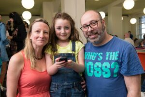 Parents with a daughter who uses hybrid closed loop technology