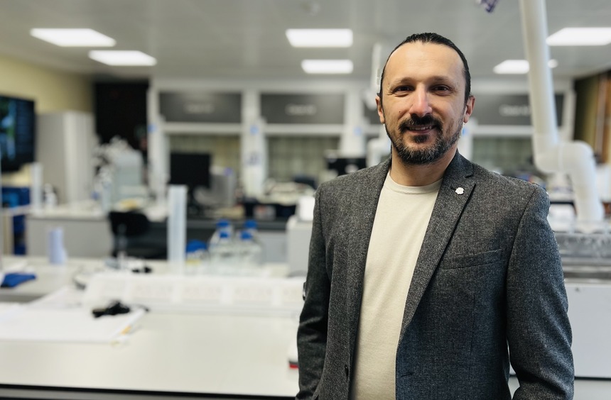 A photo of researcher Dr Samet Sahin in his science lab.